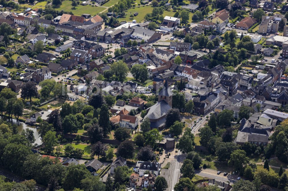 Wassenberg aus der Vogelperspektive: Kirchengebäude St Georg in Wassenberg im Bundesland Nordrhein-Westfalen, Deutschland