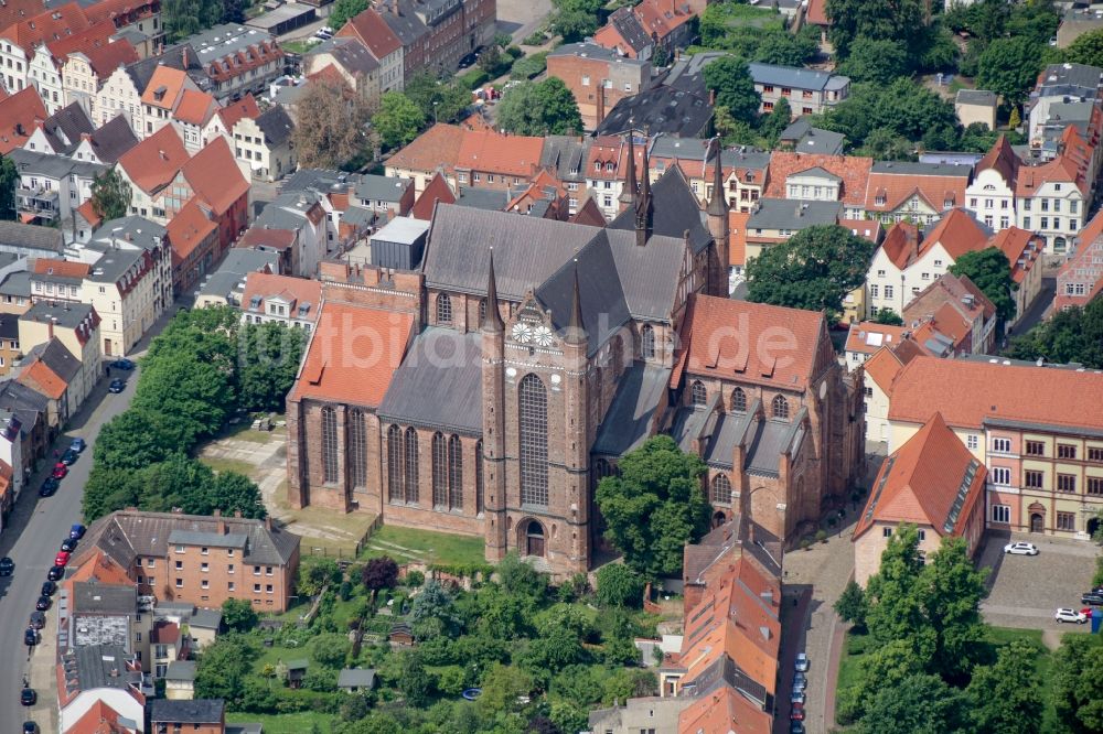 Wismar von oben - Kirchengebäude der St. Georgenkirche in Wismar im Bundesland Mecklenburg-Vorpommern, Deutschland