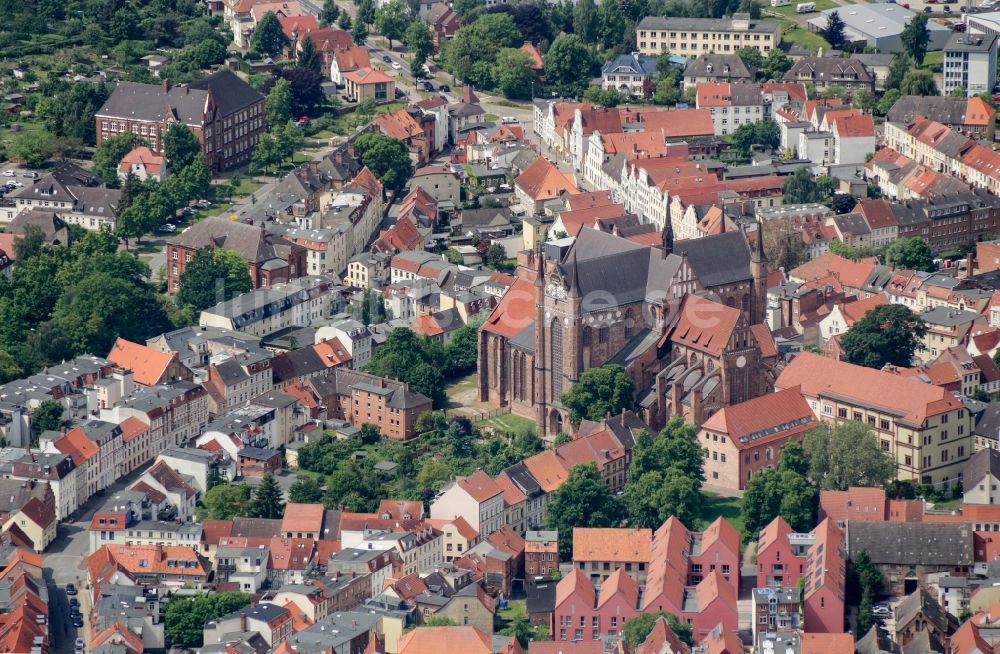 Wismar aus der Vogelperspektive: Kirchengebäude der St. Georgenkirche in Wismar im Bundesland Mecklenburg-Vorpommern, Deutschland