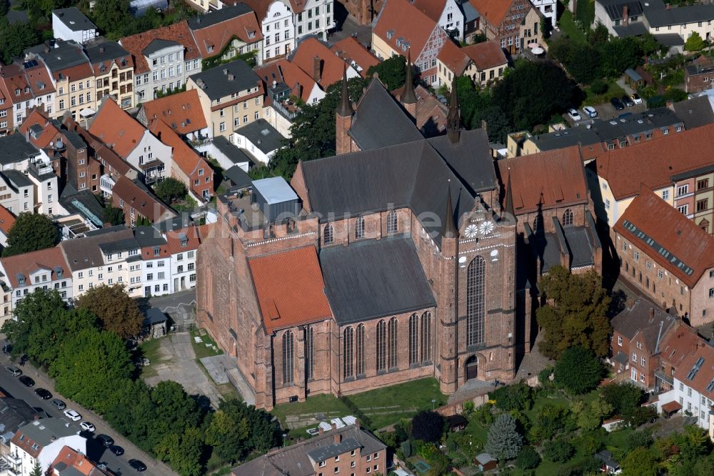 Luftbild Wismar - Kirchengebäude der St. Georgenkirche in Wismar im Bundesland Mecklenburg-Vorpommern, Deutschland