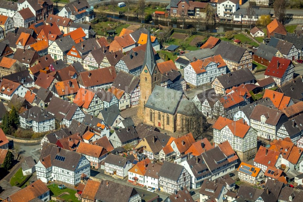 Luftbild Mengeringhausen - Kirchengebäude der St. Georgkirche in Mengeringhausen im Bundesland Hessen, Deutschland