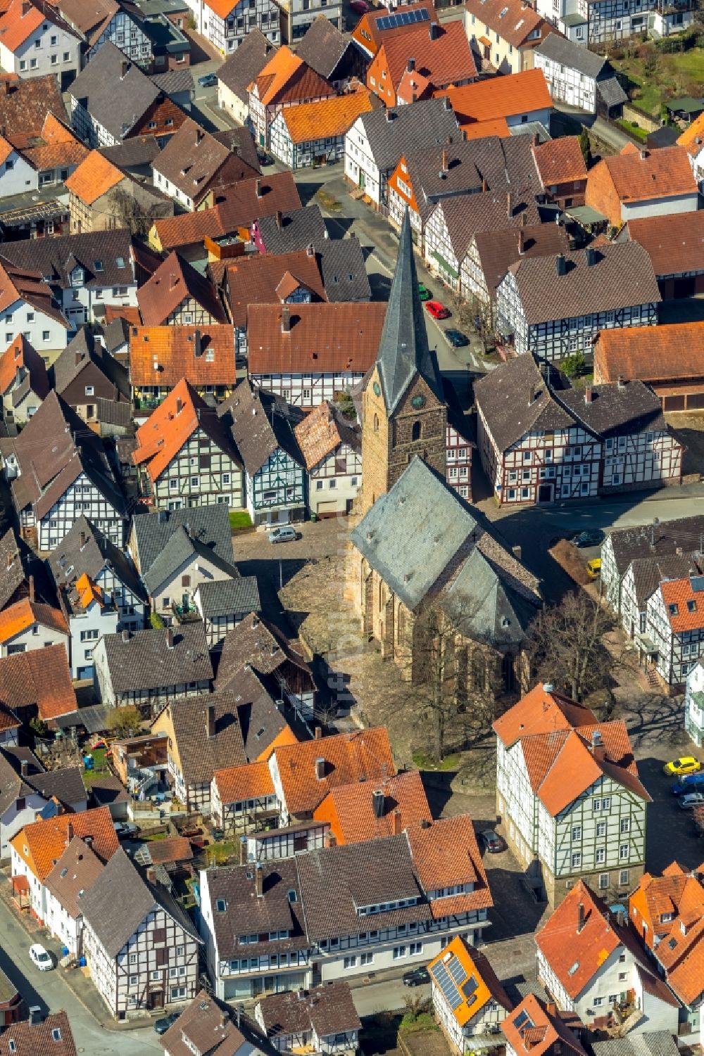 Luftaufnahme Mengeringhausen - Kirchengebäude der St. Georgkirche in Mengeringhausen im Bundesland Hessen, Deutschland