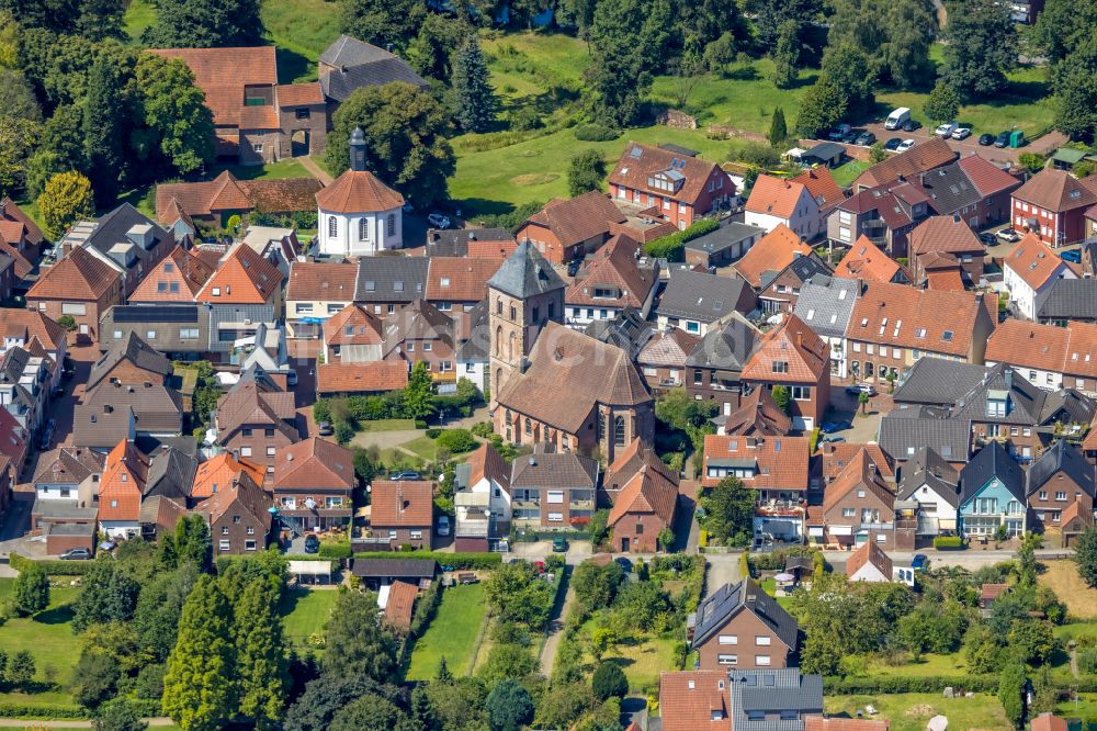 Schermbeck aus der Vogelperspektive: Kirchengebäude Georgskirche in Schermbeck im Bundesland Nordrhein-Westfalen, Deutschland