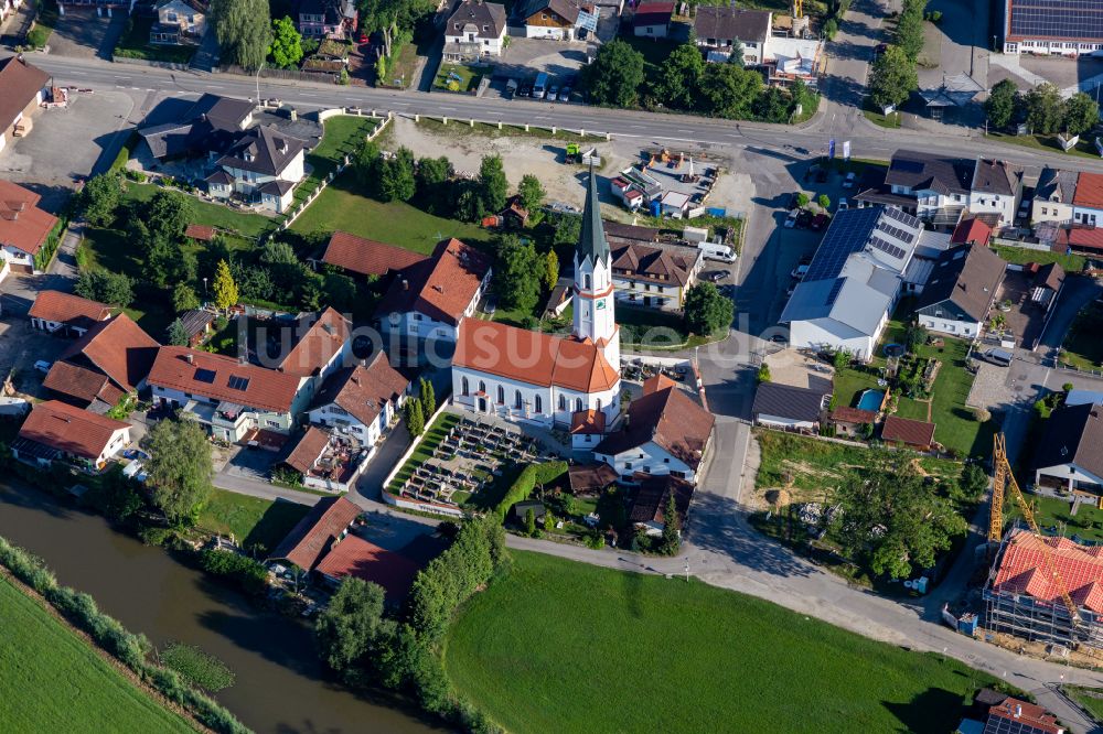 Aham aus der Vogelperspektive: Kirchengebäude St. Ägidius in Aham im Bundesland Bayern, Deutschland