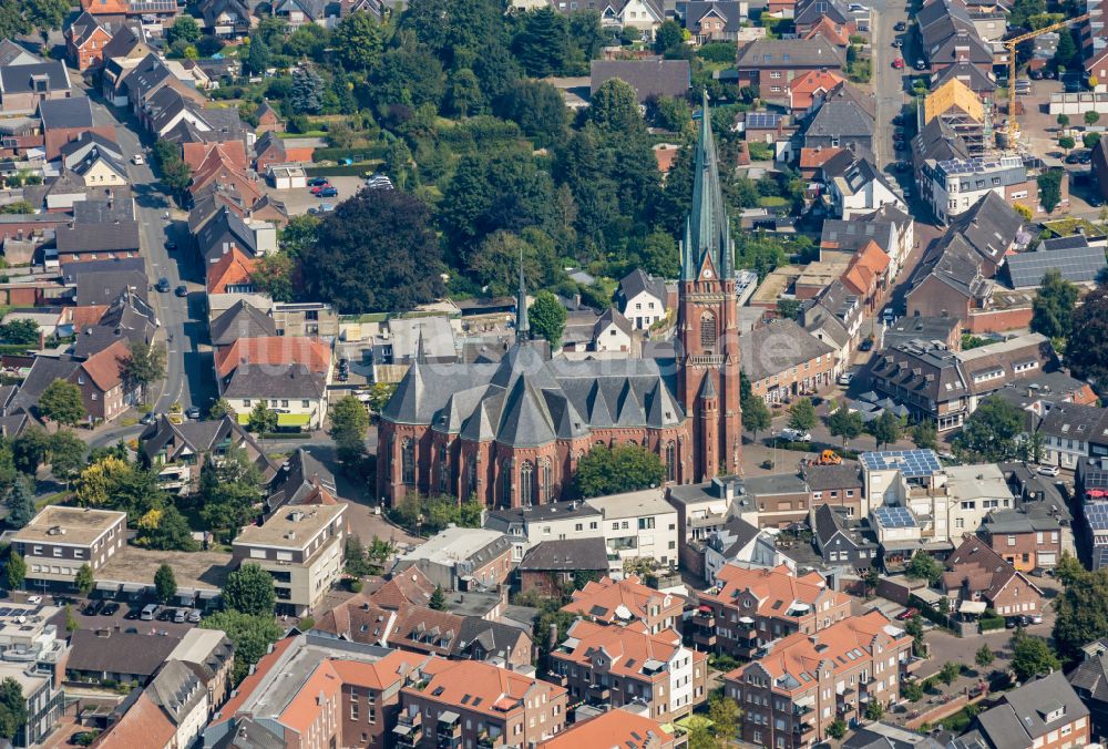 Rhede aus der Vogelperspektive: Kirchengebäude der St. Gudula Kirche in der Altstadt in Rhede im Bundesland Nordrhein-Westfalen, Deutschland