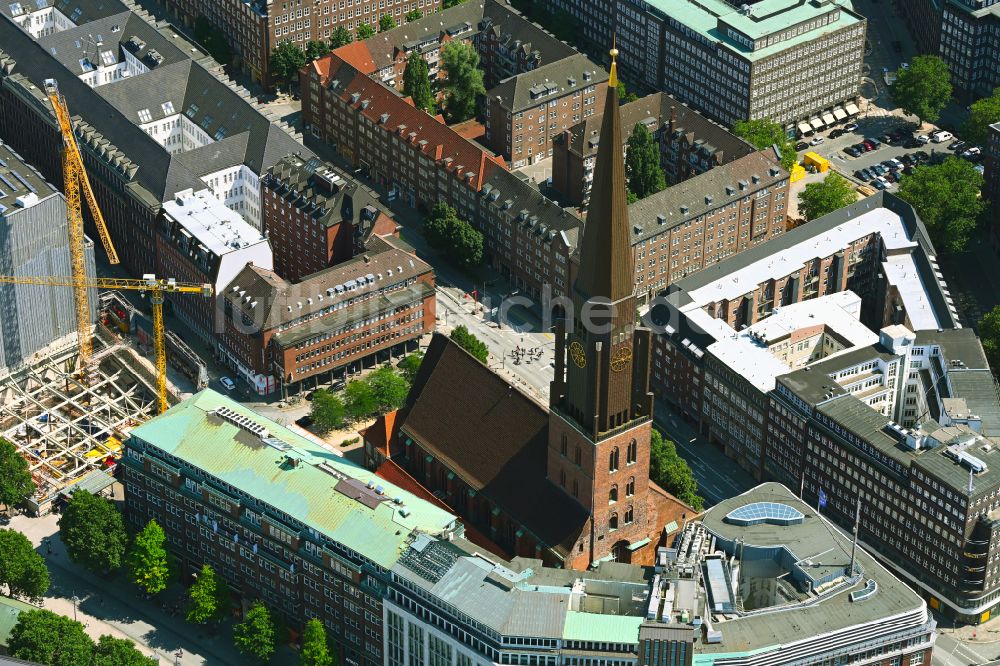 Hamburg aus der Vogelperspektive: Kirchengebäude Hauptkirche St. Jacobi am Jakobikirchhof im Ortsteil Altstadt in Hamburg, Deutschland