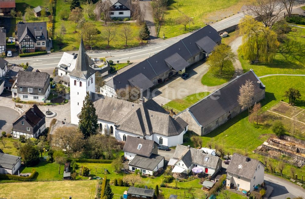 Bestwig aus der Vogelperspektive: Kirchengebäude und Haus Ostwig im Ortsteil Ostwig in Bestwig im Bundesland Nordrhein-Westfalen