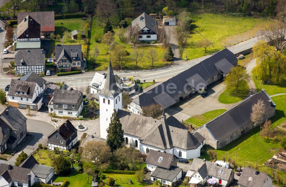 Luftbild Bestwig - Kirchengebäude und Haus Ostwig im Ortsteil Ostwig in Bestwig im Bundesland Nordrhein-Westfalen