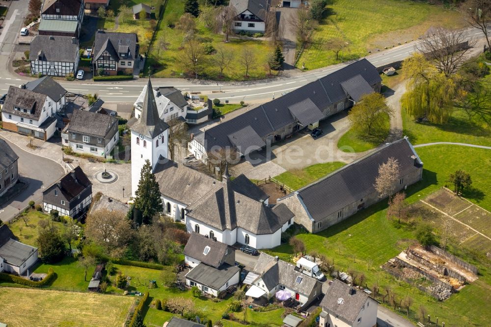 Luftaufnahme Bestwig - Kirchengebäude und Haus Ostwig im Ortsteil Ostwig in Bestwig im Bundesland Nordrhein-Westfalen