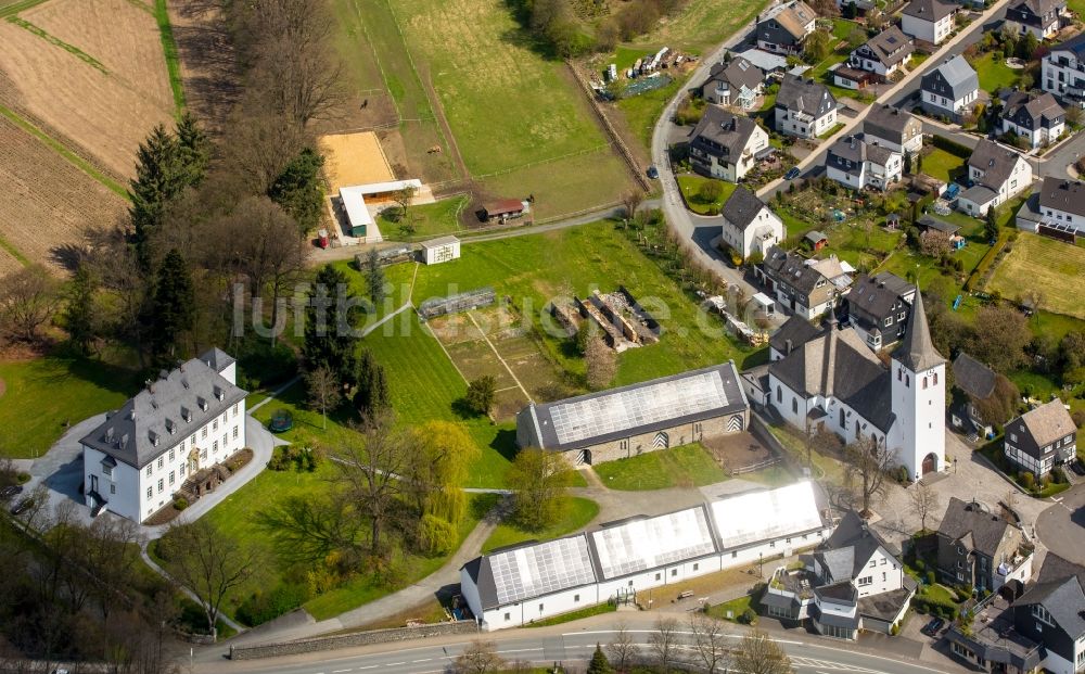 Bestwig von oben - Kirchengebäude und Haus Ostwig im Ortsteil Ostwig in Bestwig im Bundesland Nordrhein-Westfalen