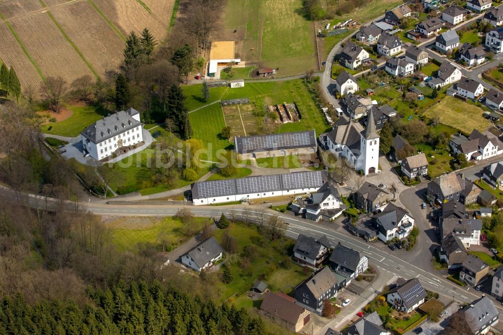 Bestwig aus der Vogelperspektive: Kirchengebäude und Haus Ostwig im Ortsteil Ostwig in Bestwig im Bundesland Nordrhein-Westfalen