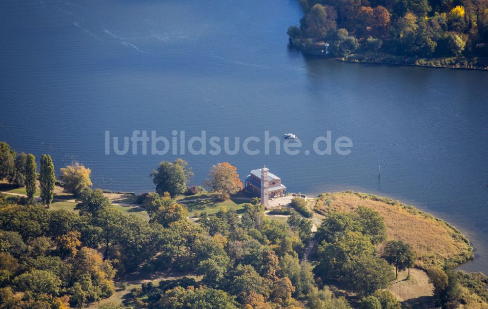 Sacrow von oben - Kirchengebäude Heilandskirche an der Havel in Sacrow im Bundesland Brandenburg, Deutschland