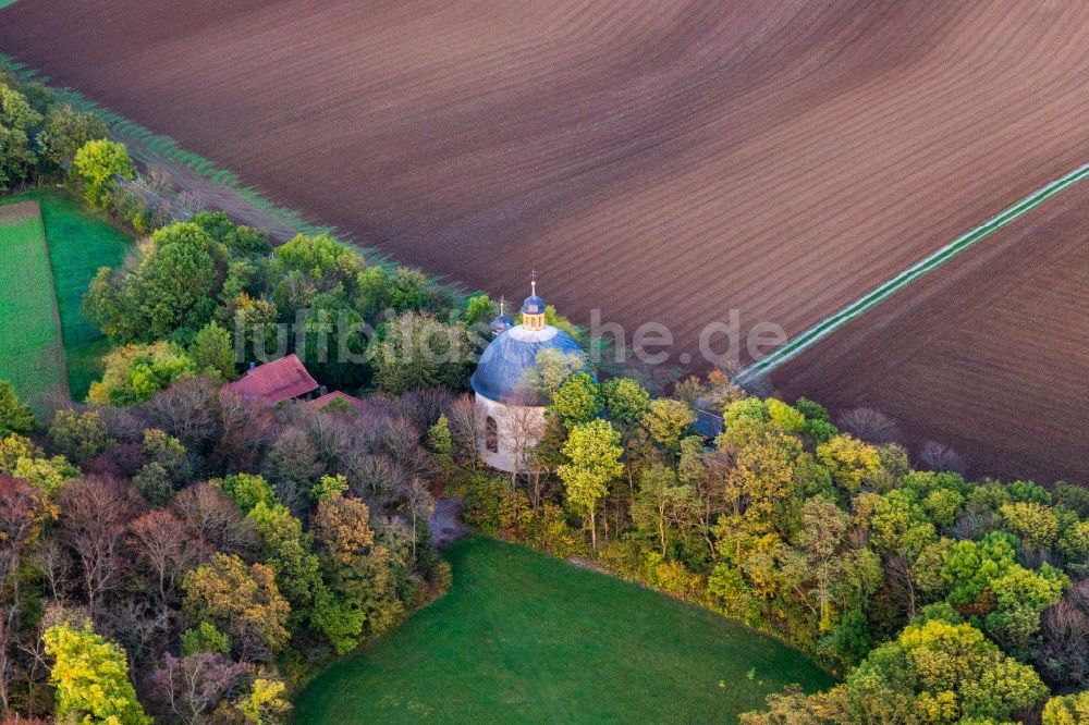 Volkach aus der Vogelperspektive: Kirchengebäude der Heilig-Kreuz-Kapelle in Volkach im Bundesland Bayern