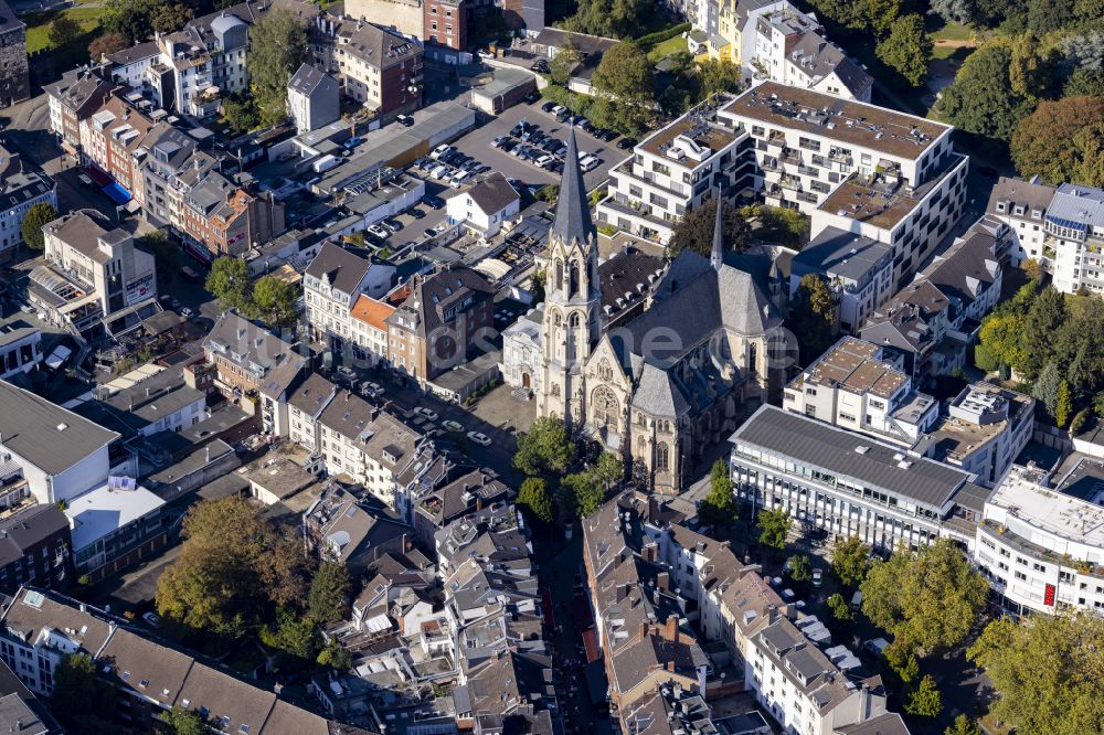 Luftaufnahme Aachen - Kirchengebäude Heilig Kreuz Kirche in Aachen im Bundesland Nordrhein-Westfalen, Deutschland