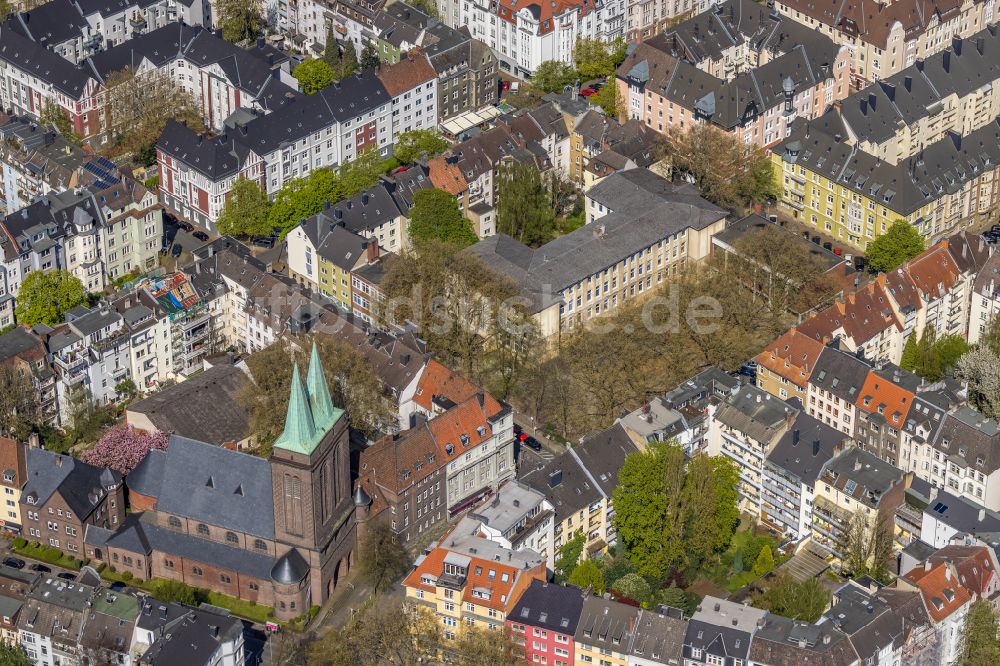 Dortmund aus der Vogelperspektive: Kirchengebäude Heilig-Kreuz-Kirche in Dortmund im Bundesland Nordrhein-Westfalen, Deutschland