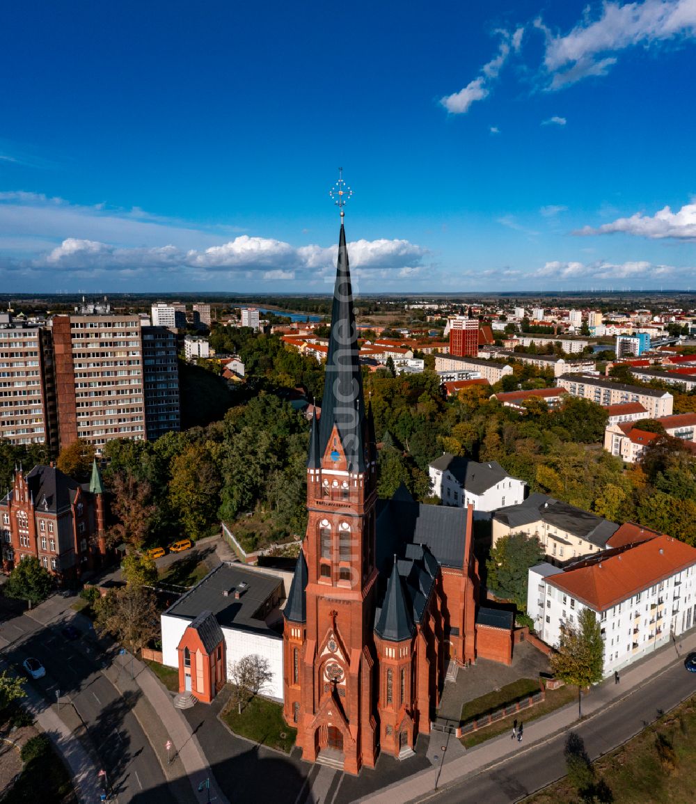 Luftaufnahme Frankfurt (Oder) - Kirchengebäude Heilig-Kreuz-Kirche in Frankfurt (Oder) im Bundesland Brandenburg, Deutschland