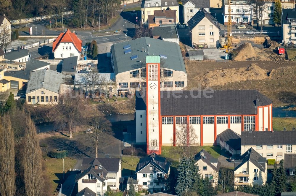 Luftaufnahme Menden (Sauerland) - Kirchengebäude der Heilig Kreuz Kirche An der Heiligen-Kreuz-Kirche in Menden (Sauerland) im Bundesland Nordrhein-Westfalen, Deutschland