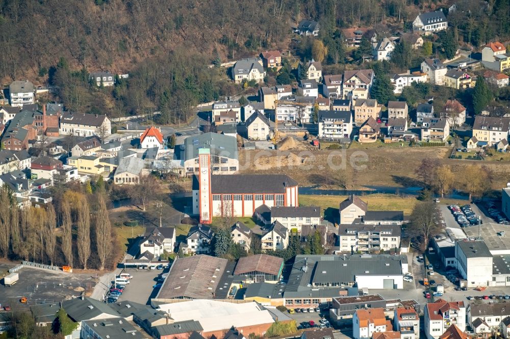 Menden (Sauerland) von oben - Kirchengebäude der Heilig Kreuz Kirche An der Heiligen-Kreuz-Kirche in Menden (Sauerland) im Bundesland Nordrhein-Westfalen, Deutschland