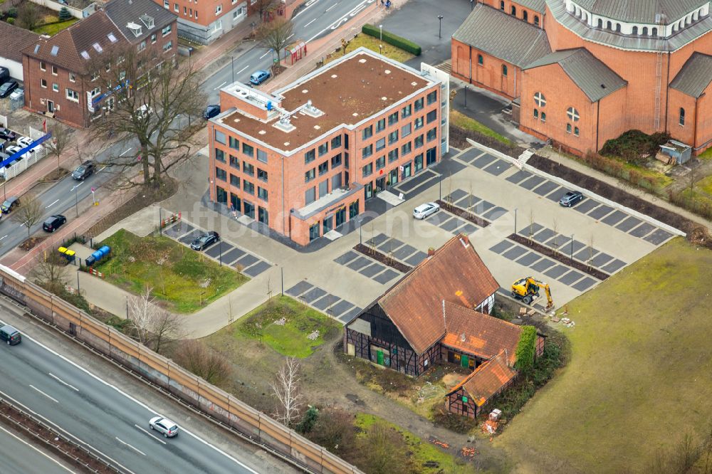 Luftaufnahme Gladbeck - Kirchengebäude der Heilig Kreuz-Kirche an der Horster Straße in Gladbeck im Bundesland Nordrhein-Westfalen