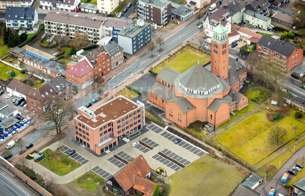 Gladbeck von oben - Kirchengebäude der Heilig Kreuz-Kirche an der Horster Straße in Gladbeck im Bundesland Nordrhein-Westfalen