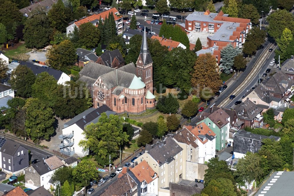 Luftbild Bochum - Kirchengebäude Heilig Kreuz Kirche der Kroatisch Katholische Gemeinde in Bochum im Bundesland Nordrhein-Westfalen, Deutschland