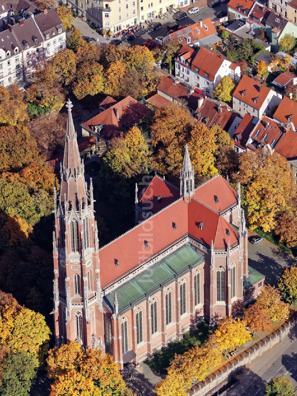 Luftaufnahme München - Kirchengebäude Heilig-Kreuz-Kirche in München im Bundesland Bayern, Deutschland