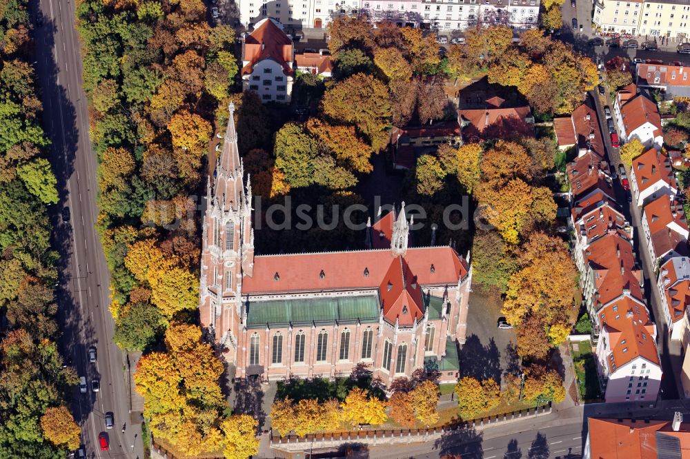 München von oben - Kirchengebäude Heilig-Kreuz-Kirche in München im Bundesland Bayern, Deutschland