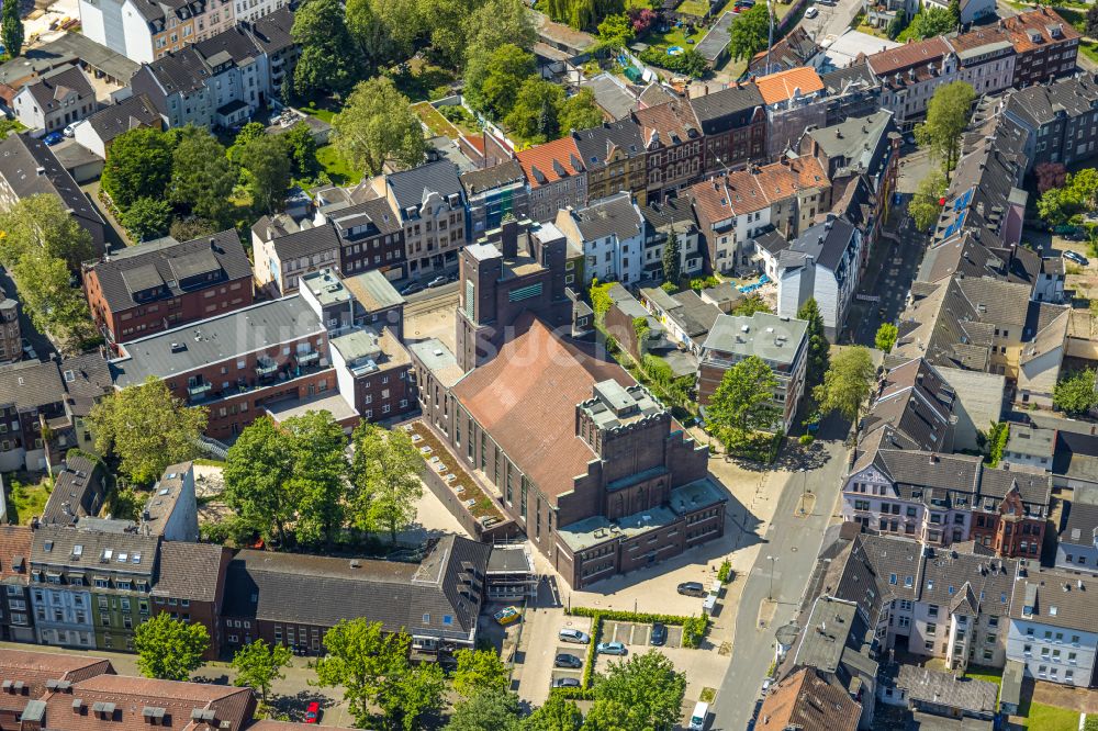 Gelsenkirchen aus der Vogelperspektive: Kirchengebäude Heilig-Kreuz-Kirche im Ortsteil Ückendorf in Gelsenkirchen im Bundesland Nordrhein-Westfalen, Deutschland