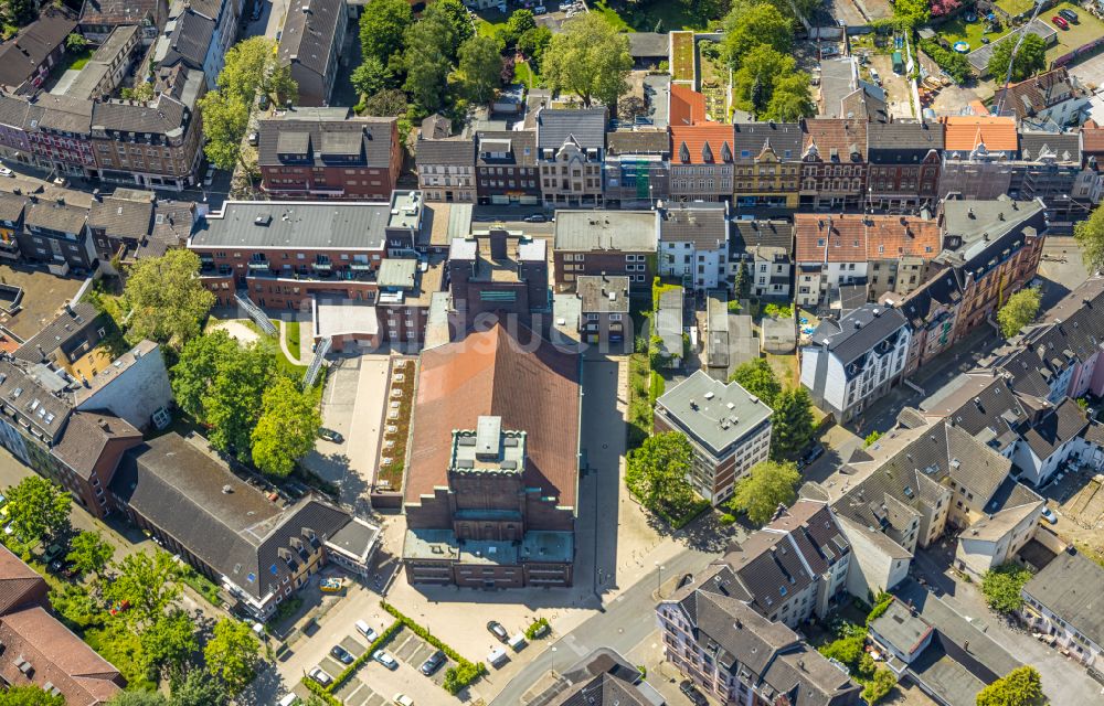 Luftbild Gelsenkirchen - Kirchengebäude Heilig-Kreuz-Kirche im Ortsteil Ückendorf in Gelsenkirchen im Bundesland Nordrhein-Westfalen, Deutschland