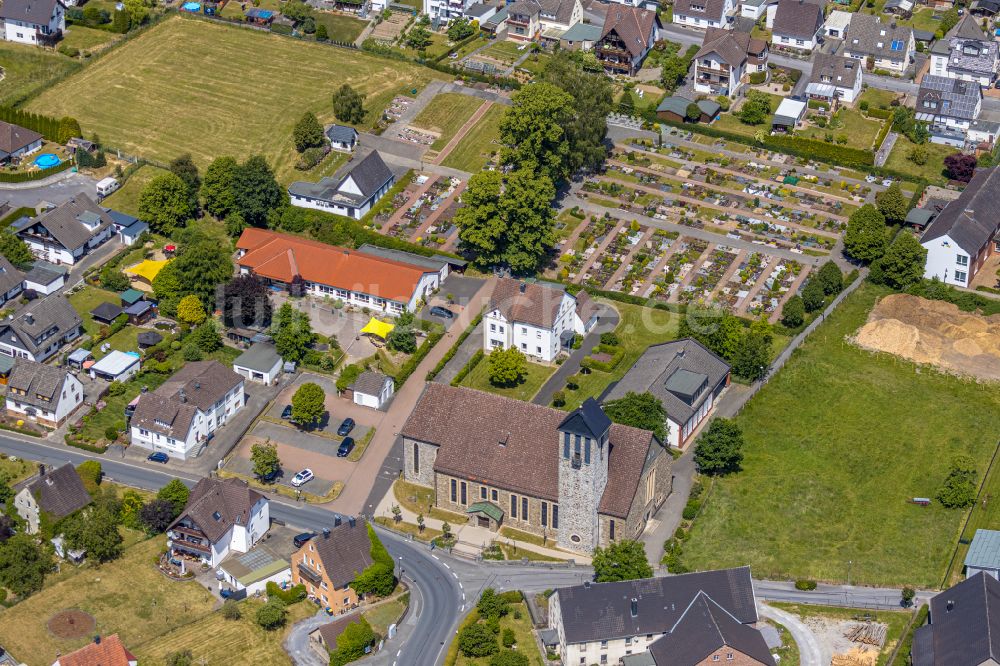 Luftaufnahme Garbeck - Kirchengebäude Heilige Drei Könige in Garbeck im Bundesland Nordrhein-Westfalen, Deutschland