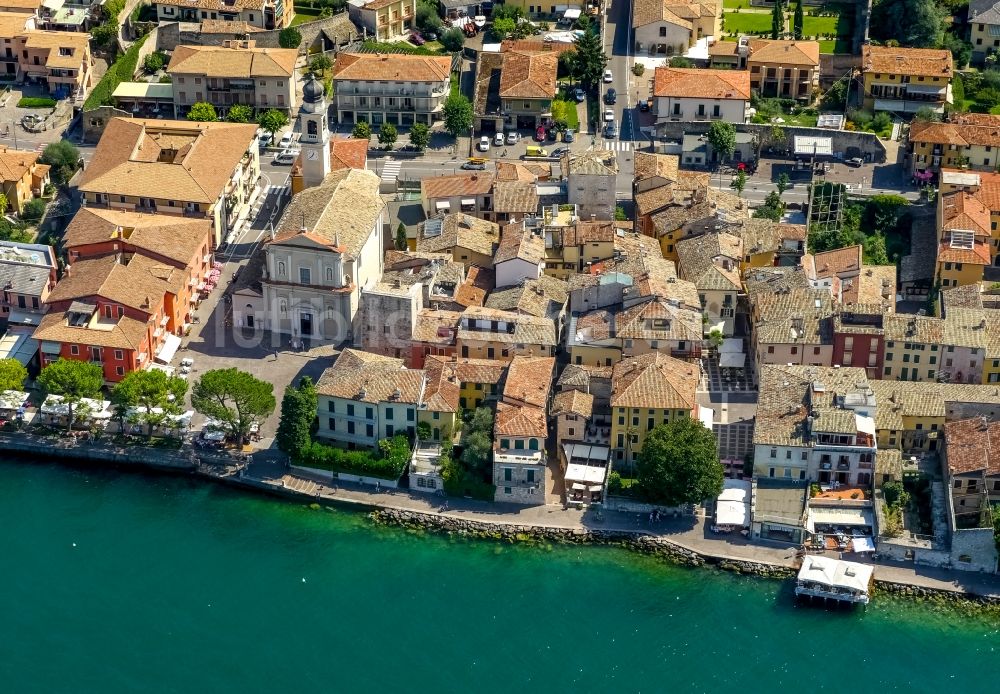 Luftaufnahme Torri del Benaco - Kirchengebäude der Heiligen Petrus und Paulus Kirche in Torri del Benaco in Veneto, Italien