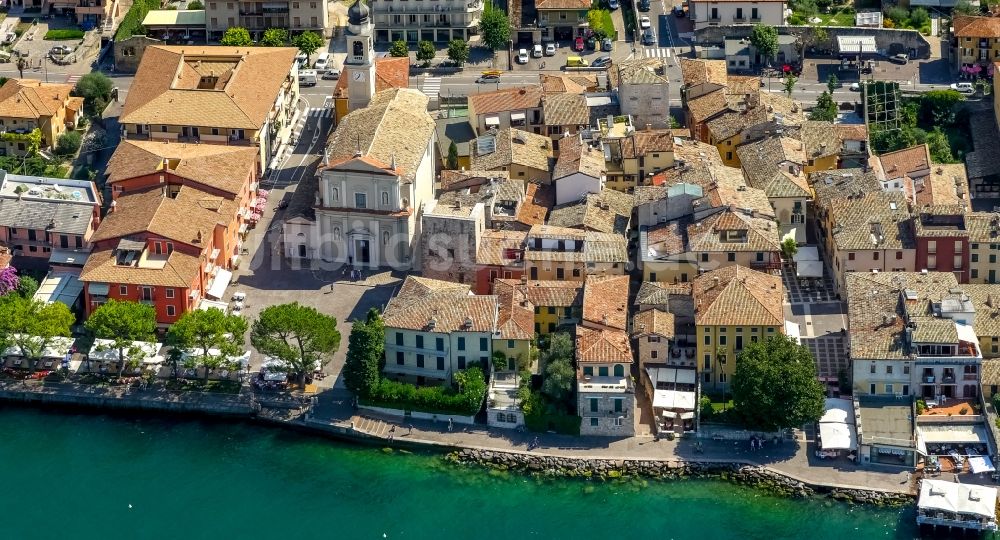 Torri del Benaco von oben - Kirchengebäude der Heiligen Petrus und Paulus Kirche in Torri del Benaco in Veneto, Italien