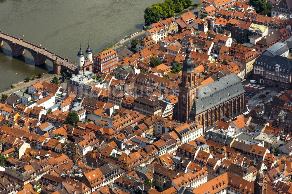 Heidelberg von oben - Kirchengebäude der Heiliggeistkirche in Heidelberg im Bundesland Baden-Württemberg