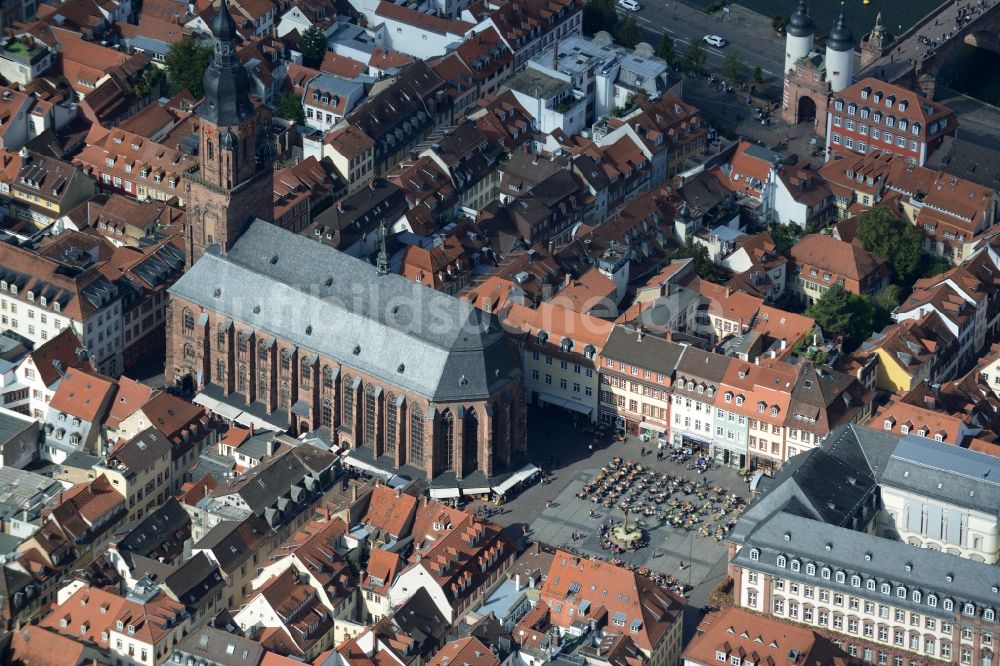 Luftaufnahme Heidelberg - Kirchengebäude Heiliggeistkirche am Marktplatz im Altstadt- Zentrum in Heidelberg im Bundesland Baden-Württemberg