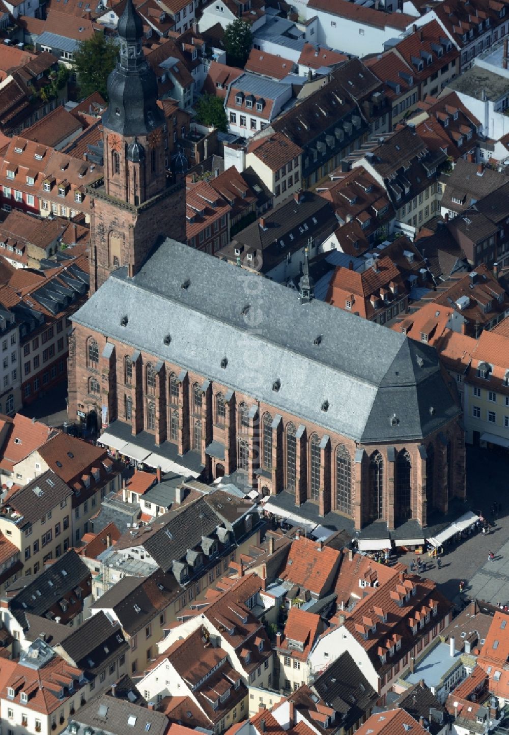 Heidelberg von oben - Kirchengebäude Heiliggeistkirche am Marktplatz im Altstadt- Zentrum in Heidelberg im Bundesland Baden-Württemberg