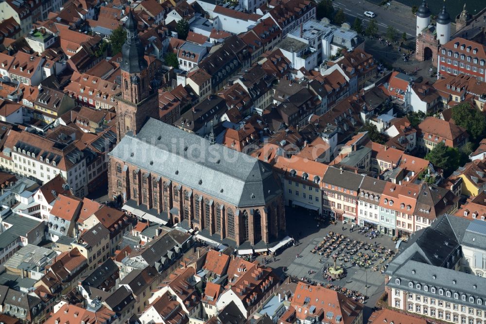 Heidelberg aus der Vogelperspektive: Kirchengebäude Heiliggeistkirche am Marktplatz im Altstadt- Zentrum in Heidelberg im Bundesland Baden-Württemberg