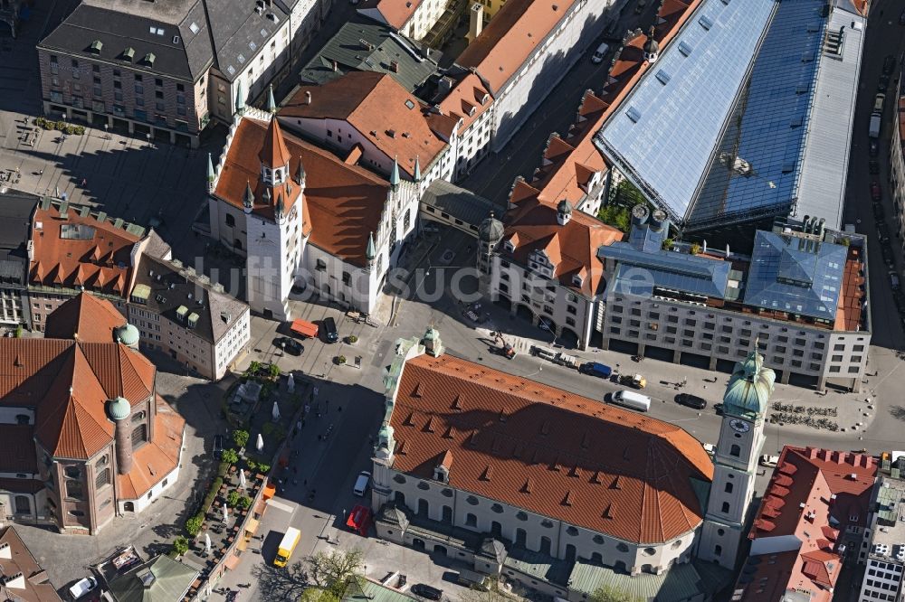 Luftaufnahme München - Kirchengebäude der Heiliggeistkirche sowie das alte Rathaus, dass heute als Spielzeugmuseum dient in München im Bundesland Bayern, Deutschland