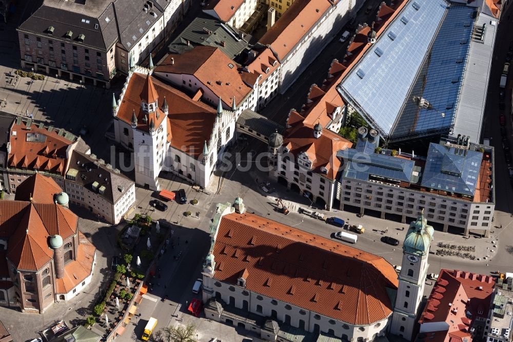 München von oben - Kirchengebäude der Heiliggeistkirche sowie das alte Rathaus, dass heute als Spielzeugmuseum dient in München im Bundesland Bayern, Deutschland