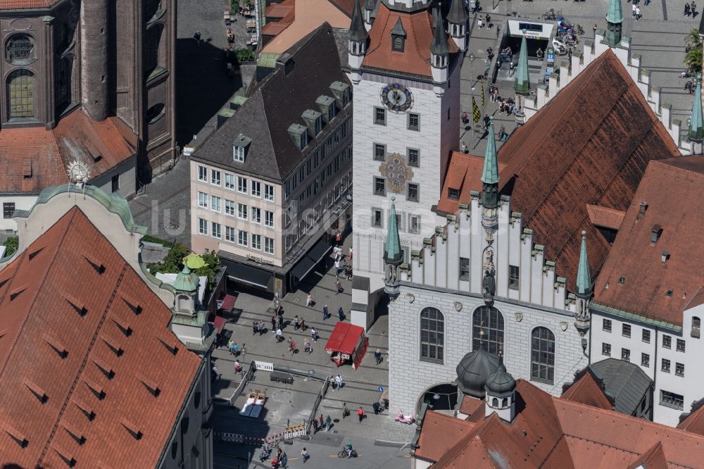 München aus der Vogelperspektive: Kirchengebäude der Heiliggeistkirche sowie das alte Rathaus, dass heute als Spielzeugmuseum dient in München im Bundesland Bayern, Deutschland