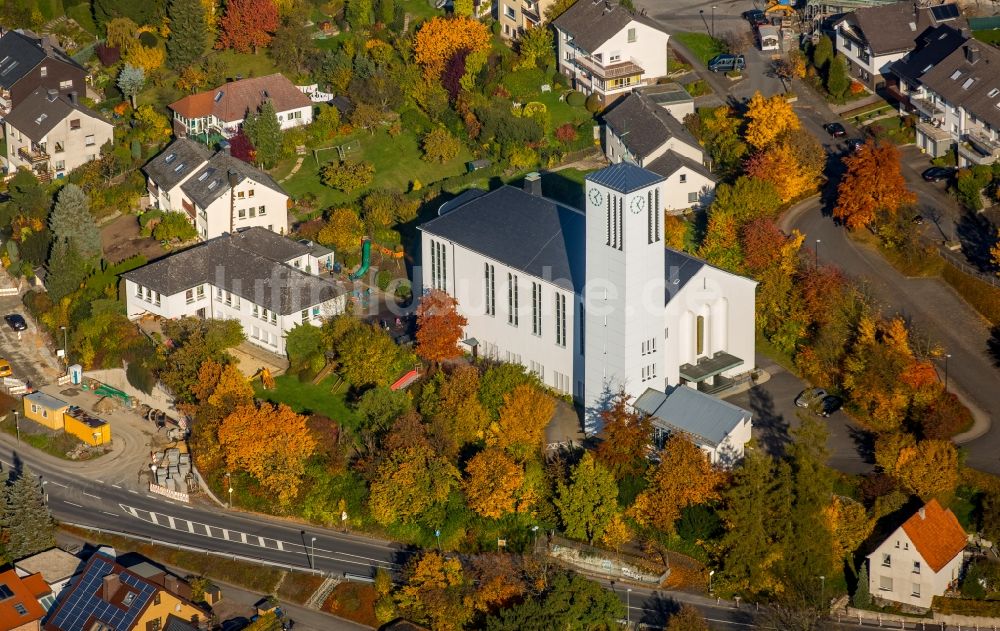 Arnsberg von oben - Kirchengebäude der herbstlichen Kirche St.Pius an der Haarstraße in Arnsberg im Bundesland Nordrhein-Westfalen