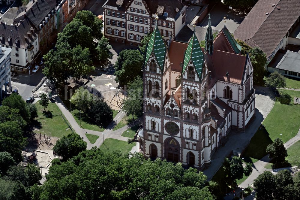 Luftbild Freiburg im Breisgau - Kirchengebäude Herz Jesu in Freiburg im Breisgau im Bundesland Baden-Württemberg, Deutschland