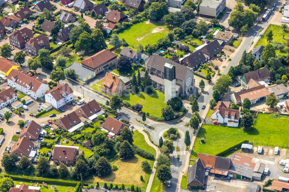 Bergkamen aus der Vogelperspektive: Kirchengebäude Herz Jesu Kirche in Bergkamen im Bundesland Nordrhein-Westfalen, Deutschland