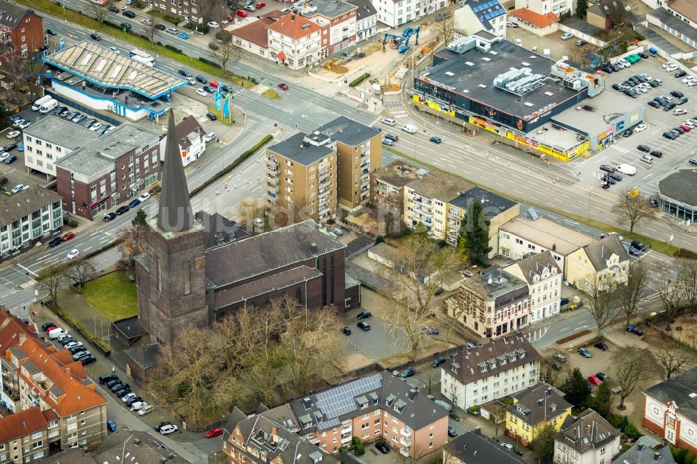 Luftaufnahme Bottrop - Kirchengebäude der Herz Jesu-Kirche Bottrop in der Brauerstraße - Prosperstraße in Bottrop im Bundesland Nordrhein-Westfalen, Deutschland