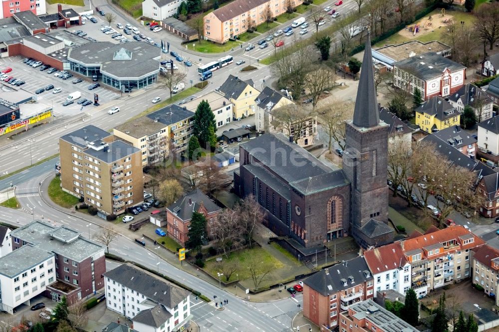 Bottrop von oben - Kirchengebäude der Herz Jesu-Kirche Bottrop in der Brauerstraße - Prosperstraße in Bottrop im Bundesland Nordrhein-Westfalen, Deutschland