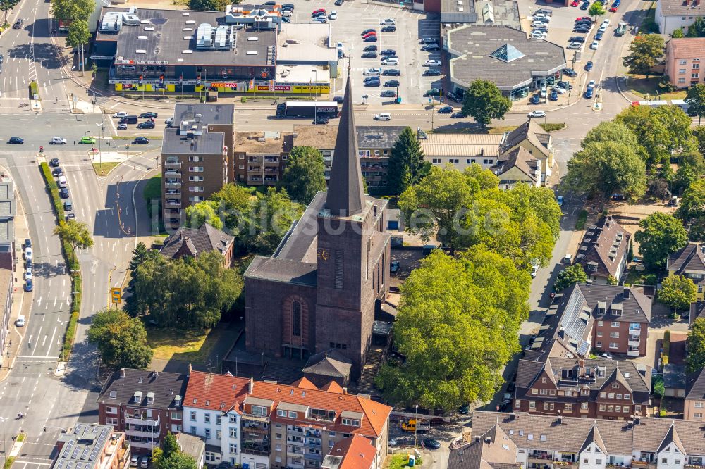 Bottrop aus der Vogelperspektive: Kirchengebäude der Herz Jesu-Kirche Bottrop in der Brauerstraße - Prosperstraße in Bottrop im Bundesland Nordrhein-Westfalen, Deutschland