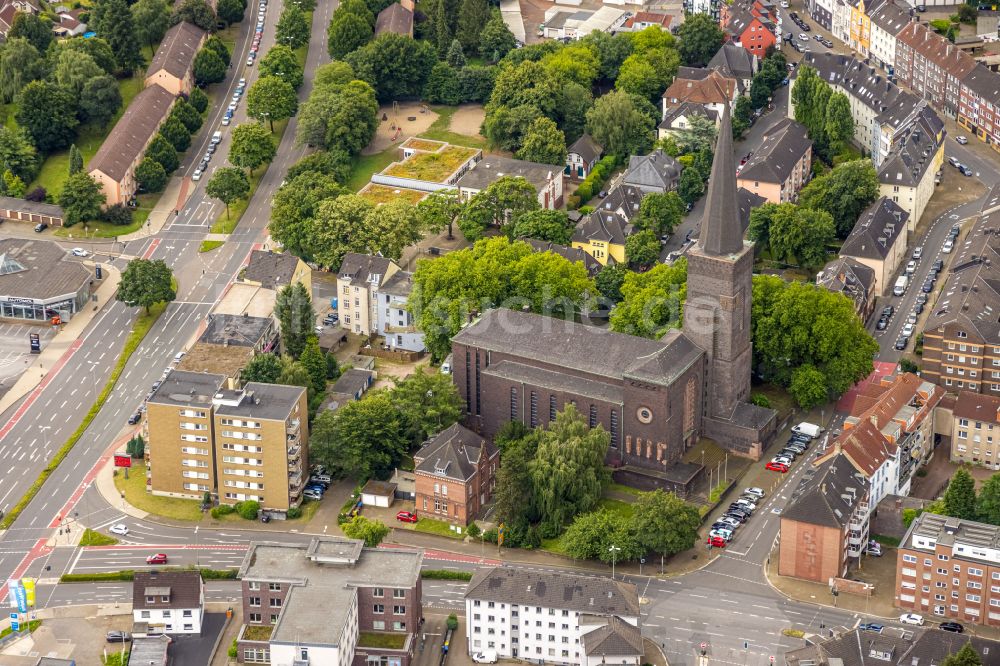 Bottrop aus der Vogelperspektive: Kirchengebäude der Herz Jesu-Kirche Bottrop in der Brauerstraße - Prosperstraße in Bottrop im Bundesland Nordrhein-Westfalen, Deutschland