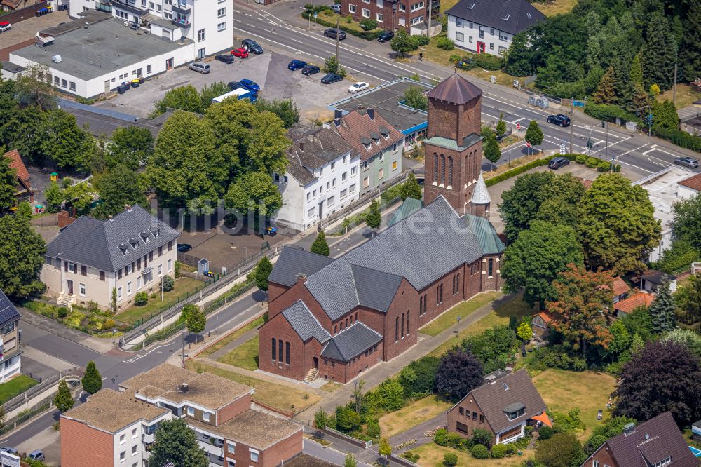 Luftbild Castrop-Rauxel - Kirchengebäude Herz Jesu Kirche in Castrop-Rauxel im Bundesland Nordrhein-Westfalen, Deutschland