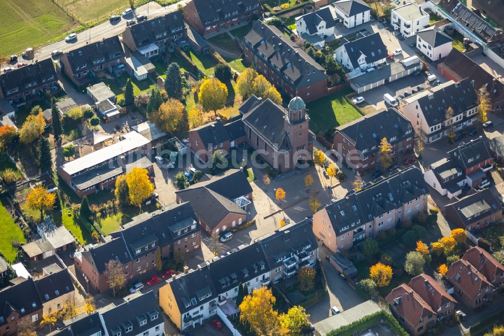 Duisburg von oben - Kirchengebäude der Herz-Jesu-Kirche in Duisburg im Bundesland Nordrhein-Westfalen, Deutschland