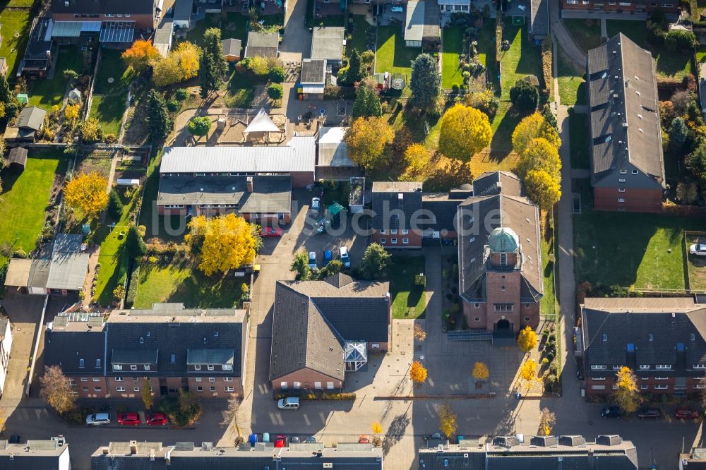 Luftbild Duisburg - Kirchengebäude der Herz-Jesu-Kirche in Duisburg im Bundesland Nordrhein-Westfalen, Deutschland