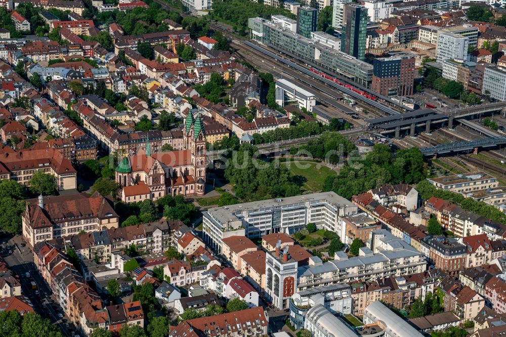 Luftbild Freiburg im Breisgau - Kirchengebäude der Herz Jesu Kirche in Freiburg im Breisgau im Bundesland Baden-Württemberg, Deutschland